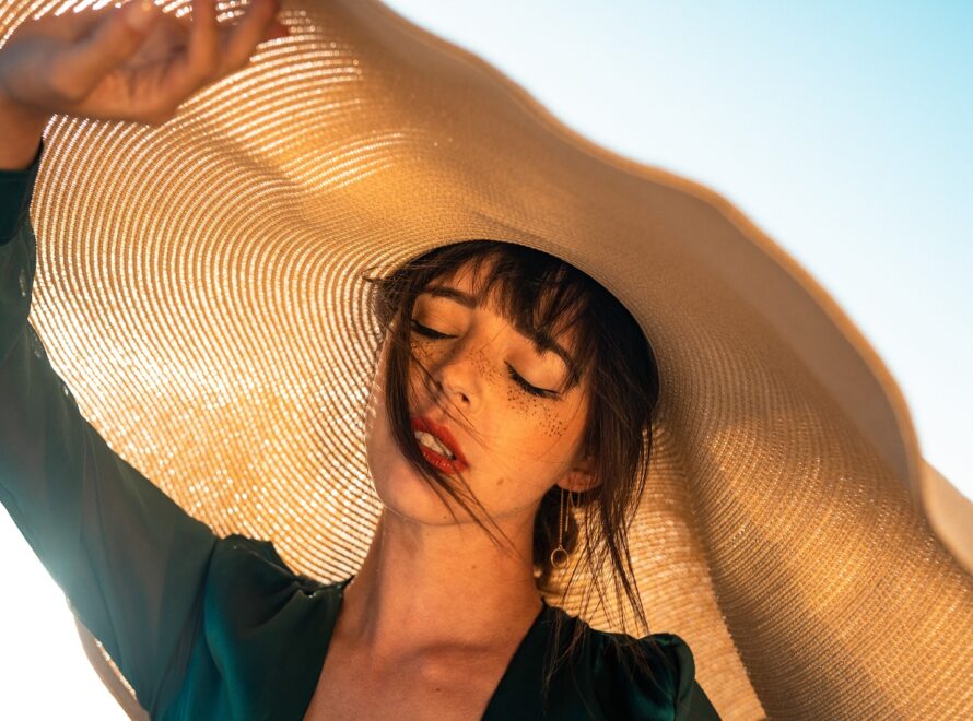 Πανάδες τέλος: Πώς θα έχεις ομοιόμορφο τόνο δέρματος όλο το καλοκαίρι