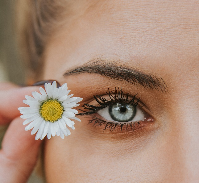 Ξεκούραστο βλέμμα: Από την περιποίηση ματιών στη βλεφαροπλαστική