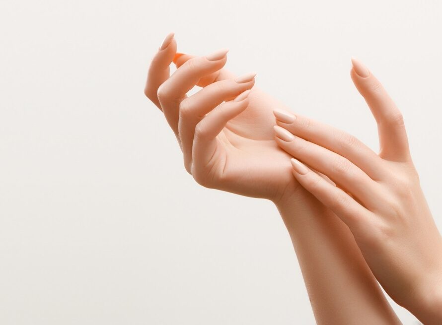 Νεανικα χερια: Οι πιο αποτελεσματικες θεραπειες για τις ραχες χεριων