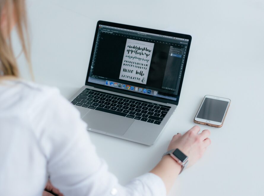 Μήπως το κινητό σας γερνά πρόωρα το δέρμα σας;