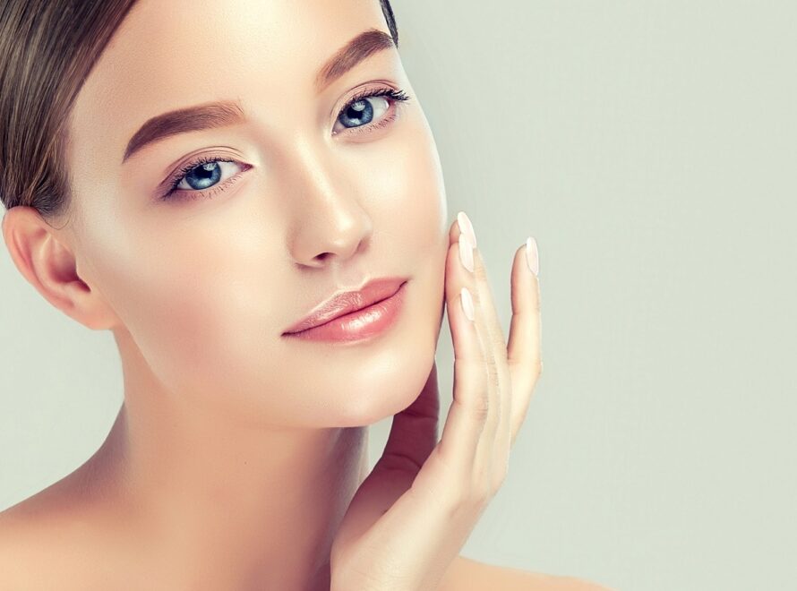 Ώρα για skin reboot! Πώς θα κάνετε απολέπιση για λαμπερό δέρμα & ομοιόμορφο τόνο μετά το καλοκαίρι