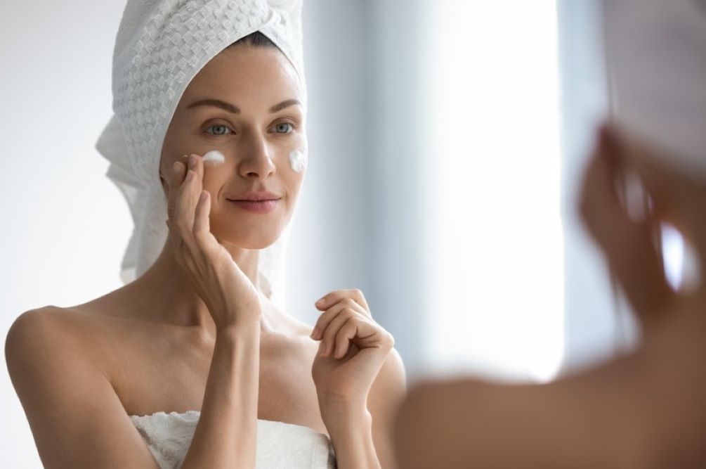 The glow up is real: Η Brightening Cream που «σβήνει» τις ατέλειες του καλοκαιριού!