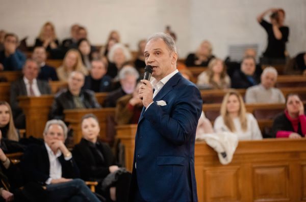 «Στη Σκιά του Νυστεριού»: Η συγκλονιστική συνάντηση Επιστήμης και Ποίησης στην παρουσίαση της συλλογής του Ευάγγελου Κεραμίδα