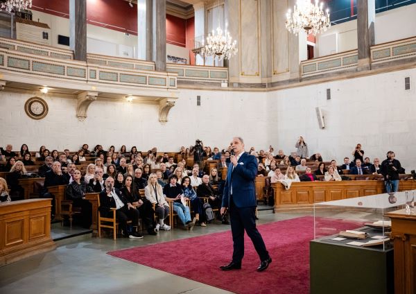 «Στη Σκιά του Νυστεριού»: Η συγκλονιστική συνάντηση Επιστήμης και Ποίησης στην παρουσίαση της συλλογής του Ευάγγελου Κεραμίδα