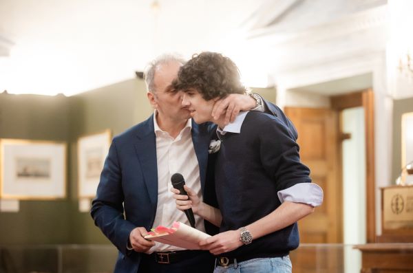 «Στη Σκιά του Νυστεριού»: Η συγκλονιστική συνάντηση Επιστήμης και Ποίησης στην παρουσίαση της συλλογής του Ευάγγελου Κεραμίδα