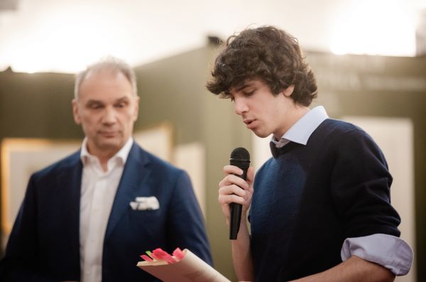 «Στη Σκιά του Νυστεριού»: Η συγκλονιστική συνάντηση Επιστήμης και Ποίησης στην παρουσίαση της συλλογής του Ευάγγελου Κεραμίδα